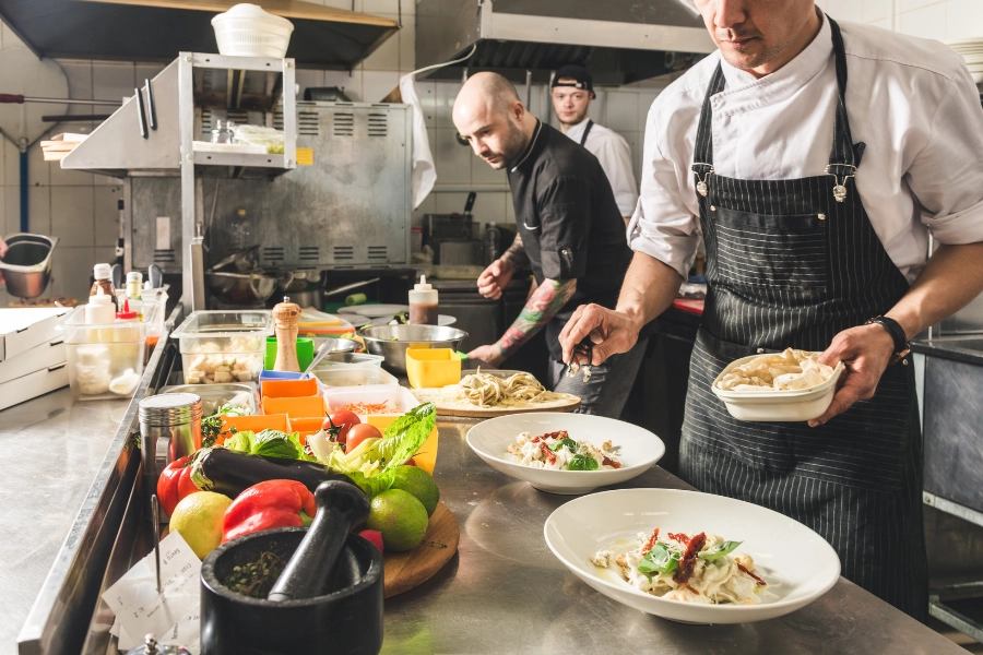 Gastronomia a outsourcing: czy zlecanie usług na zewnątrz to przyszłość pracy w restauracjach?