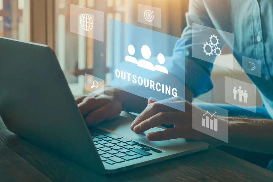 Outsourcing po polsku: dlaczego światowe koncerny stawiają na centra usług w Polsce i co to oznacza dla rynku pracy?